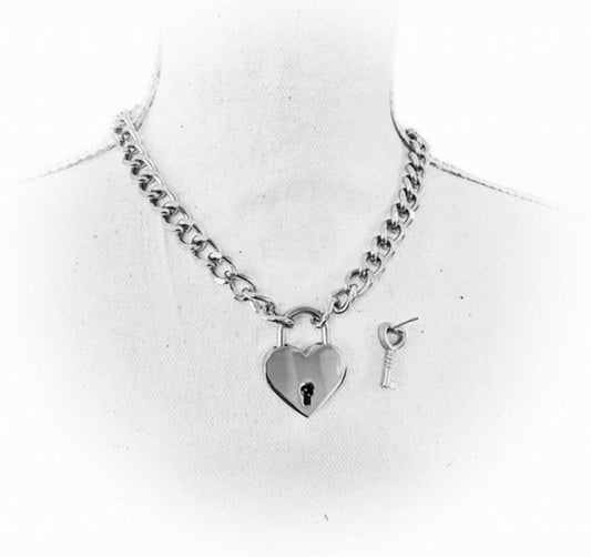 Locking pendant chain necklace
