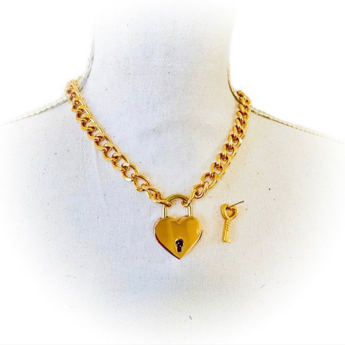 Locking pendant chain necklace