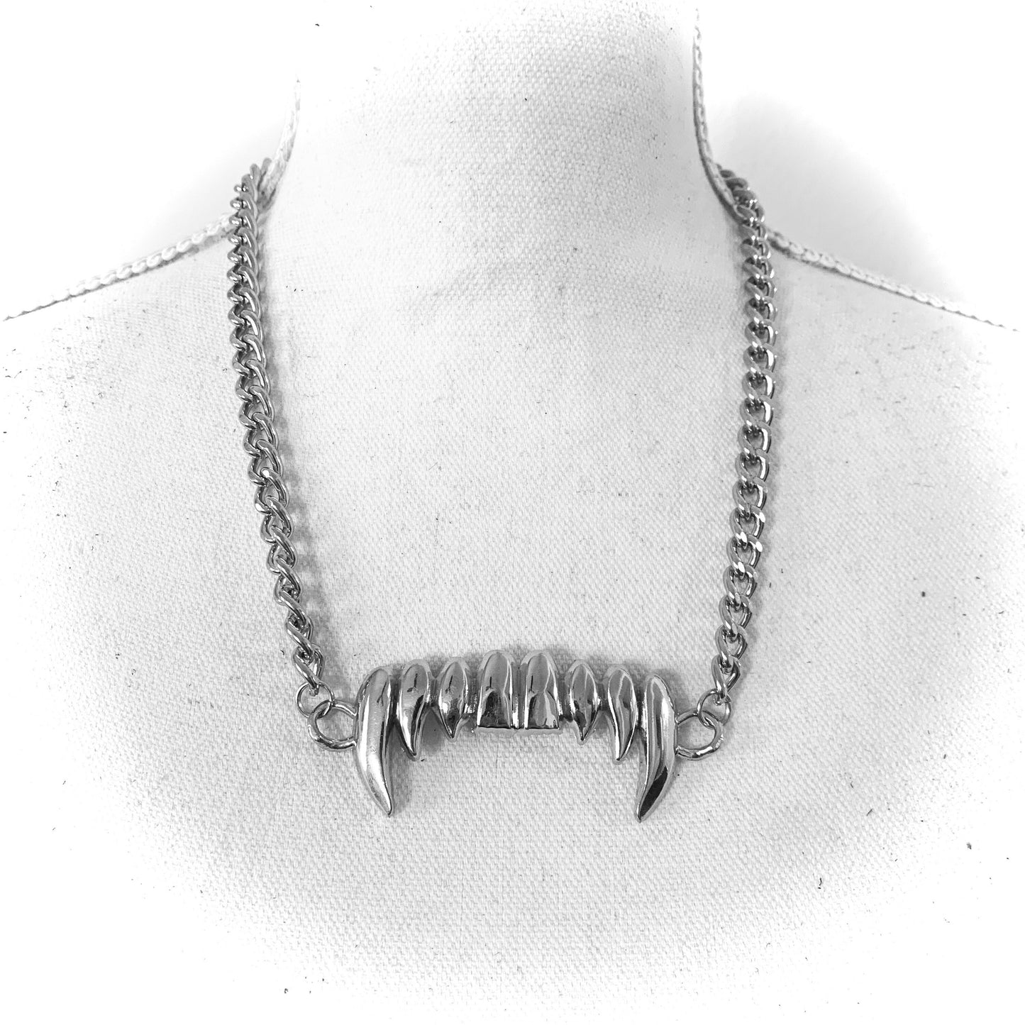 Elastic fang choker