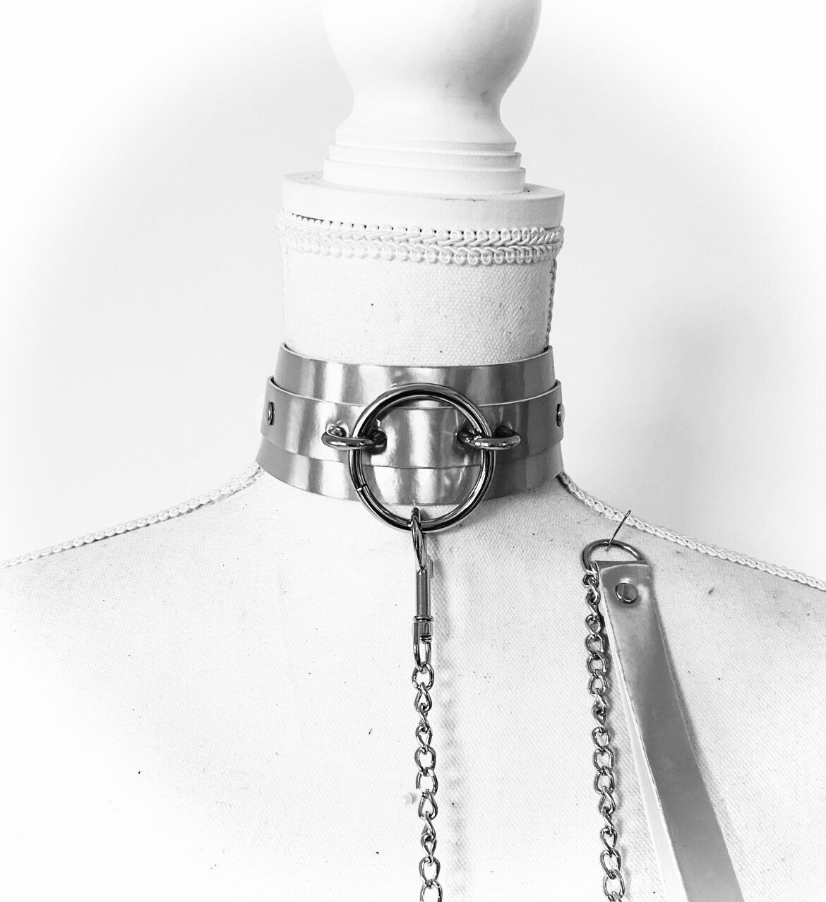Metallic holographic choker collar with leash